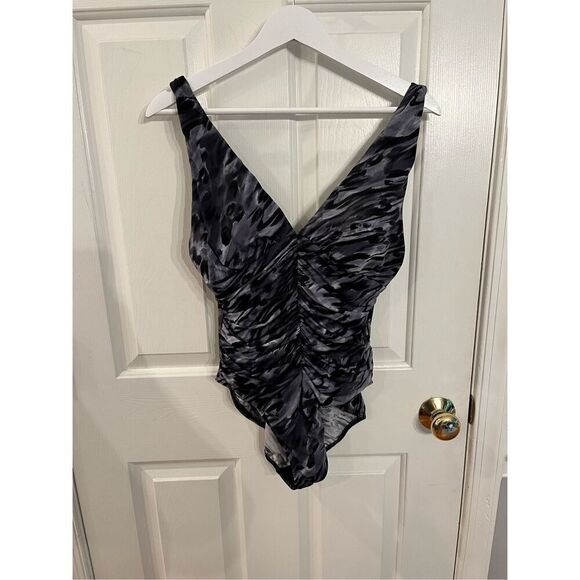 Miraclesuit Gray & Black Watercolor Front Ruched Swimsuit sz 16 EUC - Picture 1 of 8